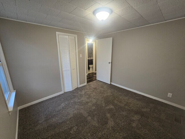 Building Photo - 3 Bedroom Home in Champaign!