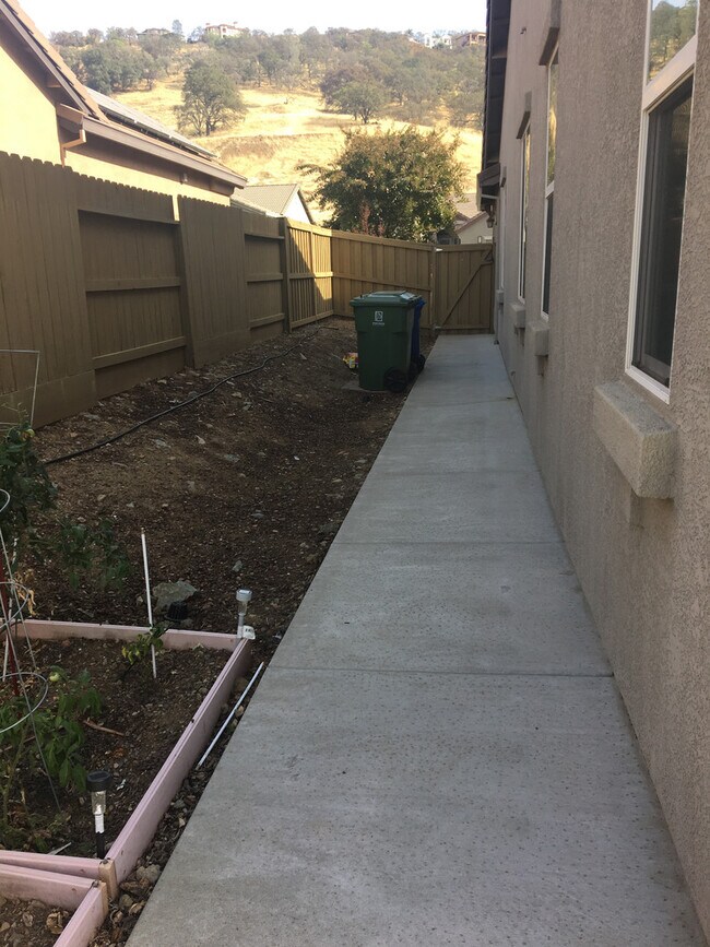 Building Photo - Gorgeous Folsom Home close to shopping,schools, and more!