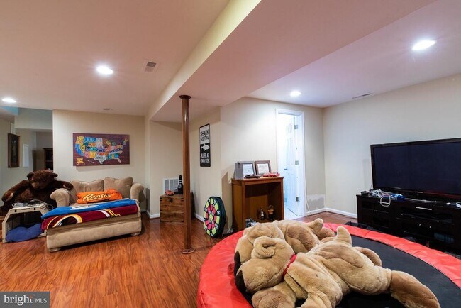 Building Photo - 2527 Lindley Terrace