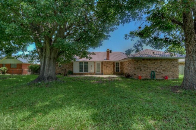 Building Photo - 425 Plaza Cir