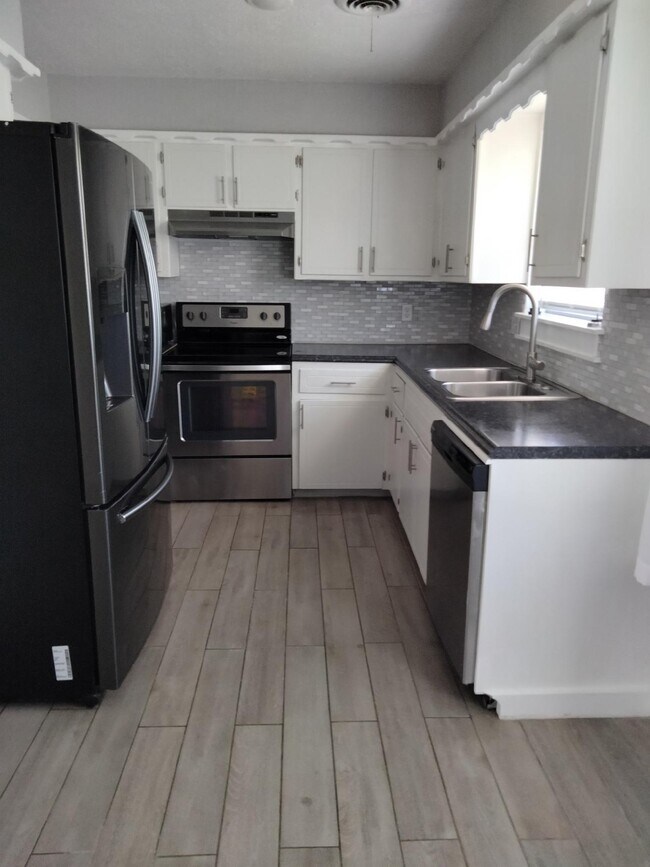 Building Photo - 4609 NW Ozmun Ave