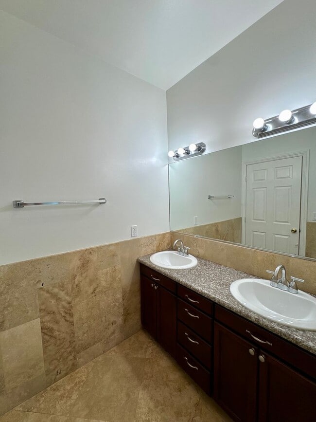 Building Photo - Beautifully Renovated 4 Bed 4 Bath House For Rent In Long Beach!