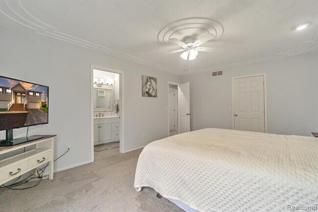 Building Photo - 1116 Lakeview Cir