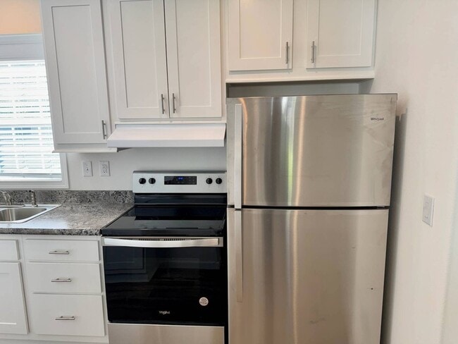 Building Photo - 887 E Colonial Cir