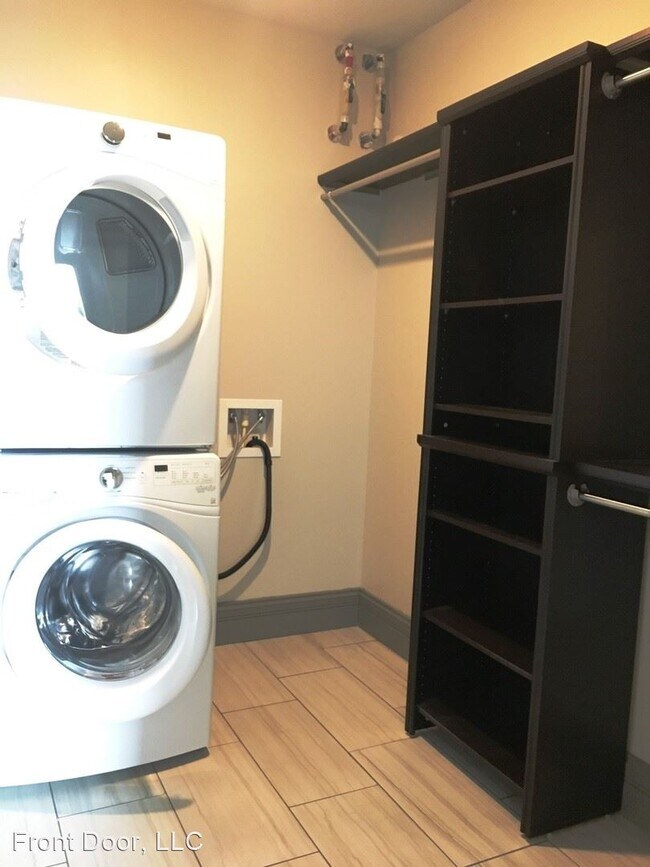 Building Photo - 215 N Main St