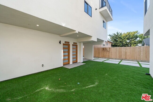 Building Photo - 913 N Hobart Blvd