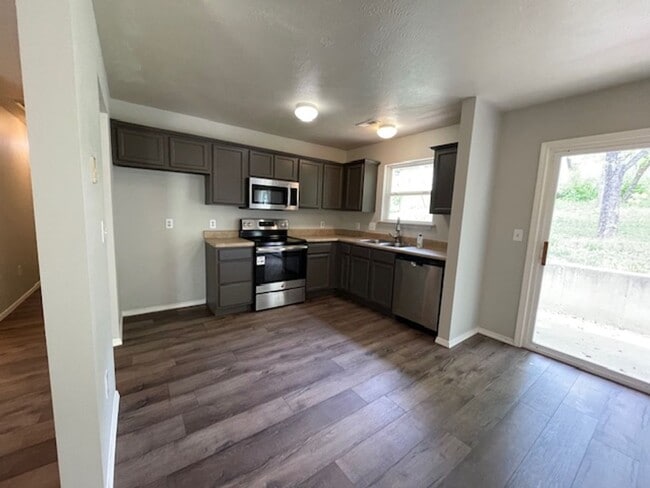 Building Photo - 3 Bedroom Home in Merriam Woods!