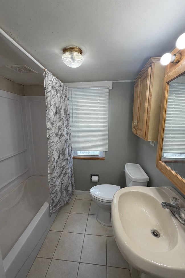 Building Photo - AVAILABLE JUNE - 5 Bed 2 Bath In East Hillside