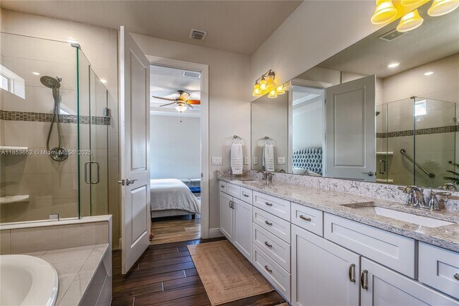 Building Photo - 4658 Greenway Dr