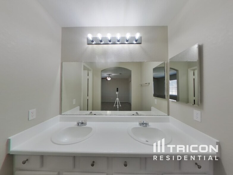 Building Photo - 5268 Marauder Ct
