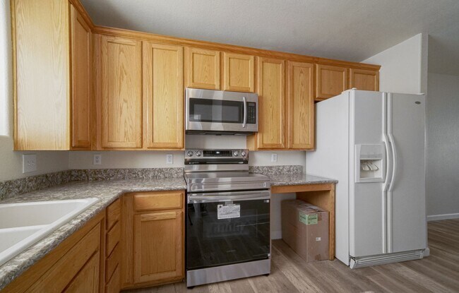 Building Photo - Great two bedroom, one bath near airport. AVAILABLE BEGINNING 6/17/26