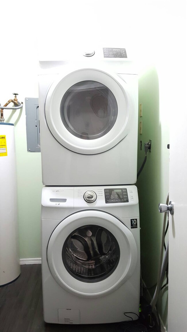 Samsung washer/dryer - 1920 Tracy Drive