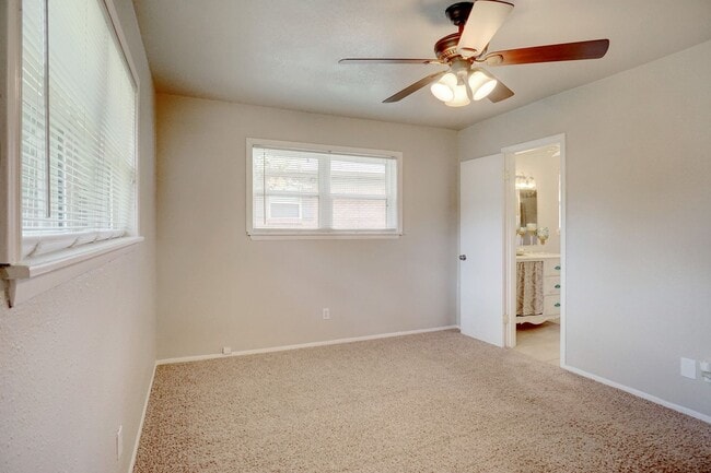 Building Photo - Updated 3 Bedroom / 2 Bathroom