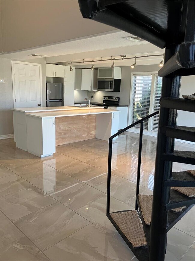 Building Photo - 5918 Lago Vista Way