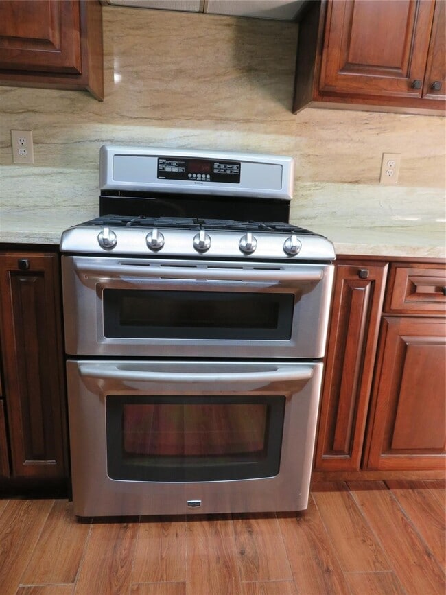 Building Photo - 1006 Avenue L