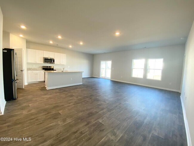 Building Photo - NEW PRICE REDUCTION!  LIKE NEW HOUSE!  DON'T MISS IT!