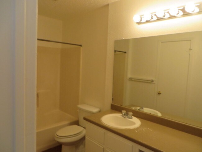 Building Photo - 2217 Katy Ln