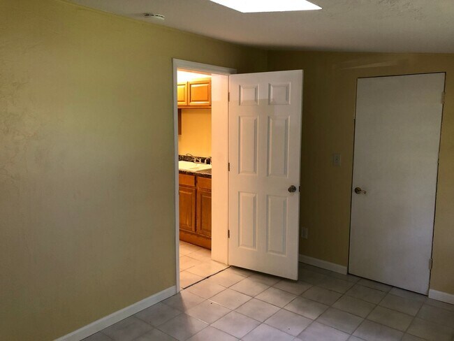 Building Photo - Great home in West Park off of Newberry Road.