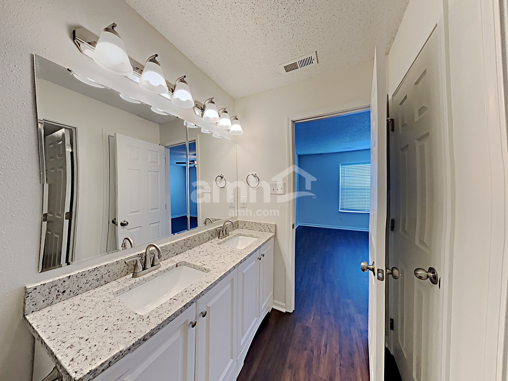 Building Photo - 10890 Clear Spring Dr