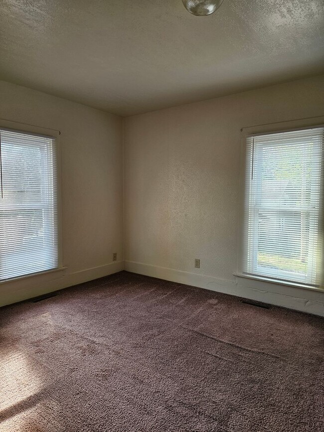 Building Photo - Large Home in Heart of BG