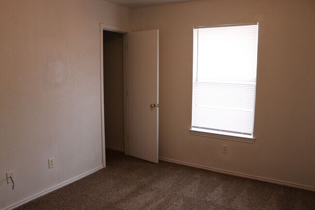 Building Photo - 2800 Edgefield St