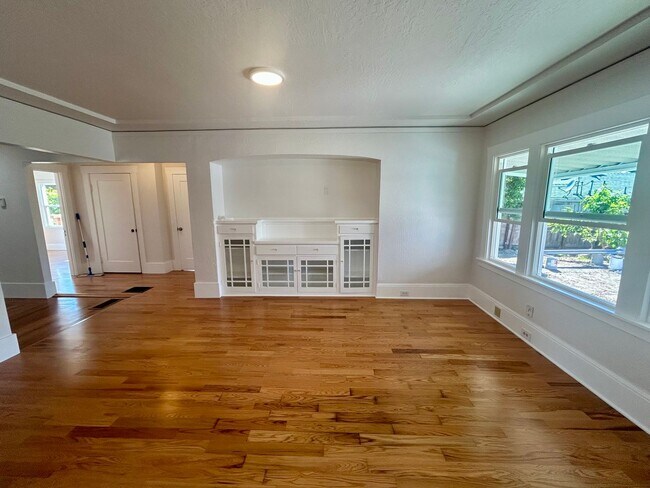 Building Photo - 710 Grove Way