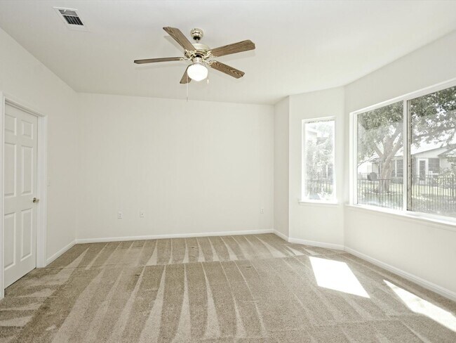 Building Photo - 708 Texas Dr
