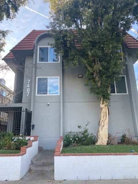 Primary Photo - 7407 Haskell Ave