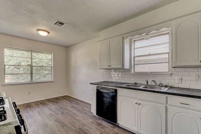Building Photo - Cozy & Stylish Living Near ESA Park with F...