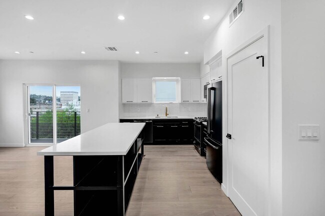 Building Photo - 5 Bedroom / 4 bathroom Fully Detached Townhouse in Echo Park with Private Garage