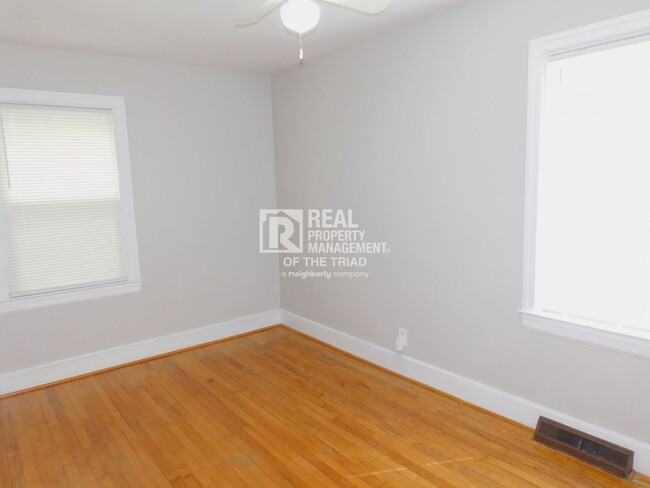 Building Photo - Adorable 2 BR/1 BA Home w/ Fenced Yard