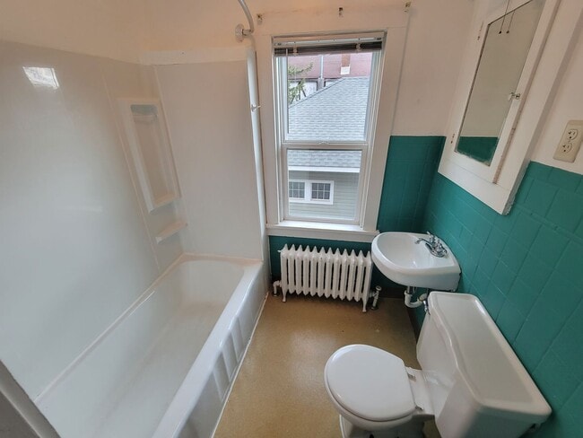 Building Photo - AVAILABLE JUNE 1ST -  Huge 6 Bed 2.5 Bath Home Close to campus!