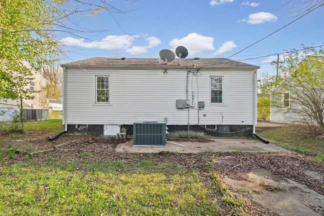 Building Photo - 2 Bedroom Pet Friendly Home For Rent Near Madison Street!