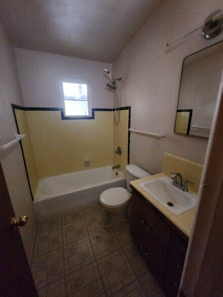 Building Photo - 525 S Rosemont Ave