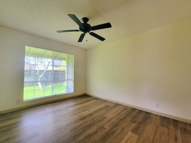 Building Photo - Avaliable now : A 2 Bedroom, 1 bathroom with 2 assigned parking stalls at Royal Palm in Waipio
