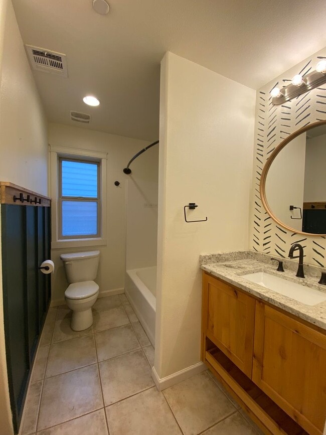 Building Photo - 4 Bedroom 2 1/2 Bath home in The Dalles