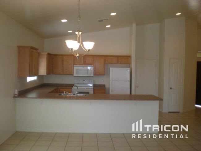 Building Photo - 15613 N Poppy St