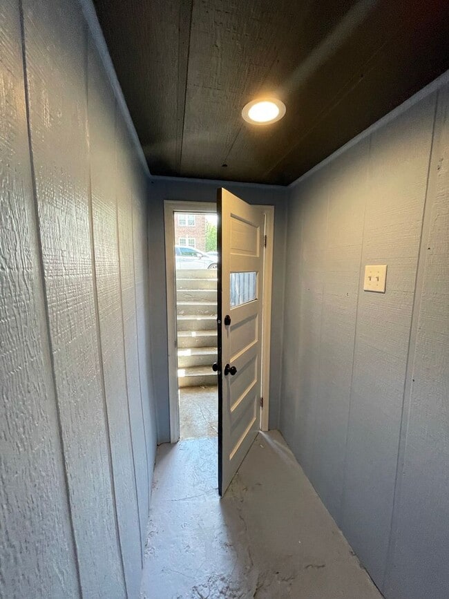 Building Photo - Killer Location w/ Utilities Included!