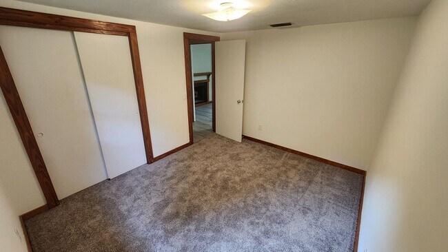 Building Photo - 3 Bedroom 1 Bathroom House