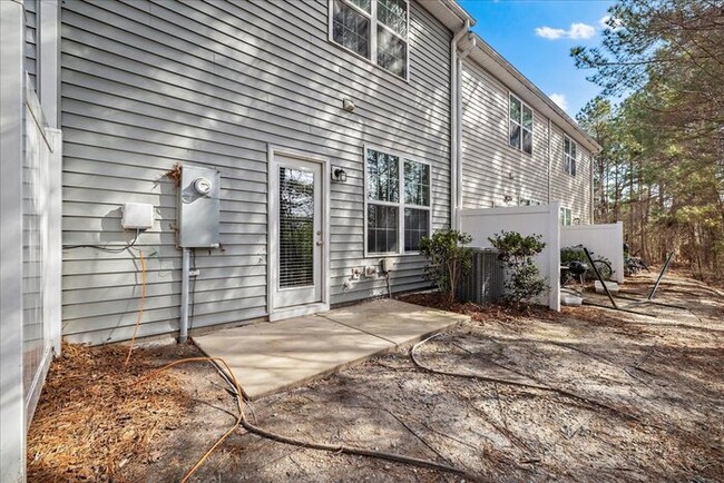 Building Photo - Beautiful 4 Bedroom Townhome in SE Raleigh!