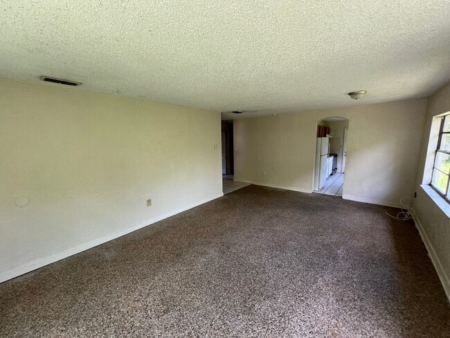 Building Photo - HUGE 3BR/1BA Dade City Home w/Large Bedroo...