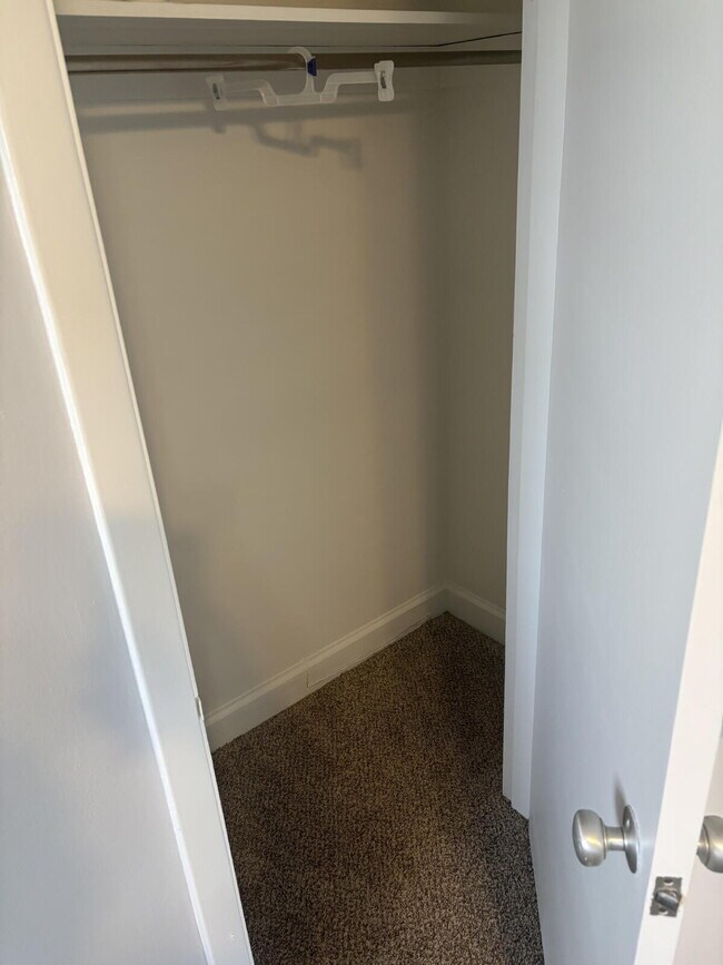 Building Photo - "2-Bedroom in Louisville! Carport Included!- Spacious 1015 Sq Ft Home on Gerald Ct Unit 3!"