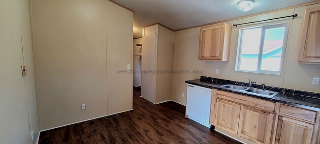 Building Photo - Discover this Recently Upgraded 3 Bed 2 Bath Modular House!