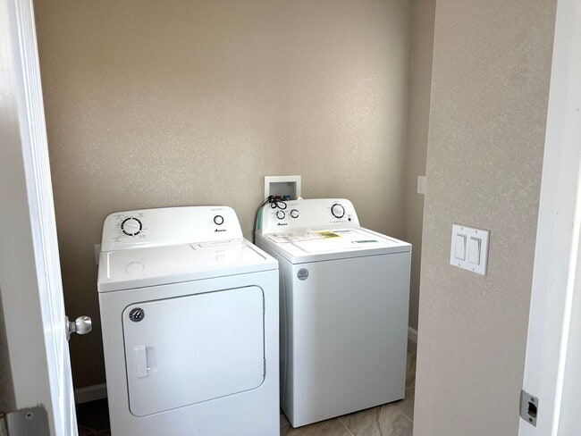 Building Photo - Beautiful Home Ready for Rent!