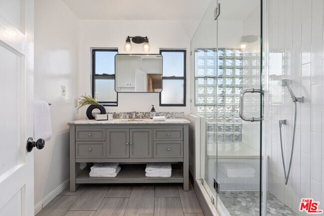 Building Photo - 9125 David Ave