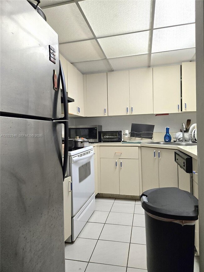 Building Photo - 900 SW 104th Ct