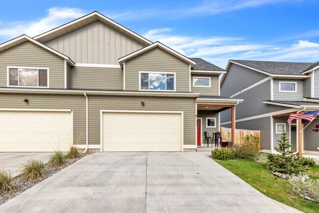 Building Photo - Furnished townhome w/ 2-car garage, backyard & EV charging