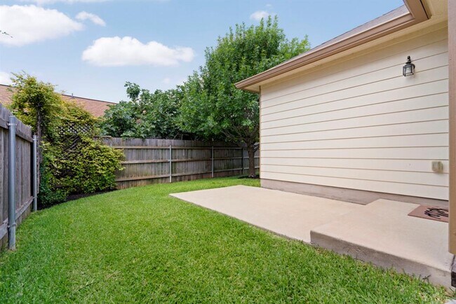 Building Photo - 6605 Kirkwynd Dr