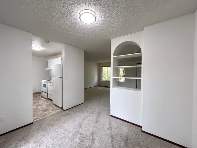 Building Photo - Bright and Open 3 Bed, 1 Bath House!