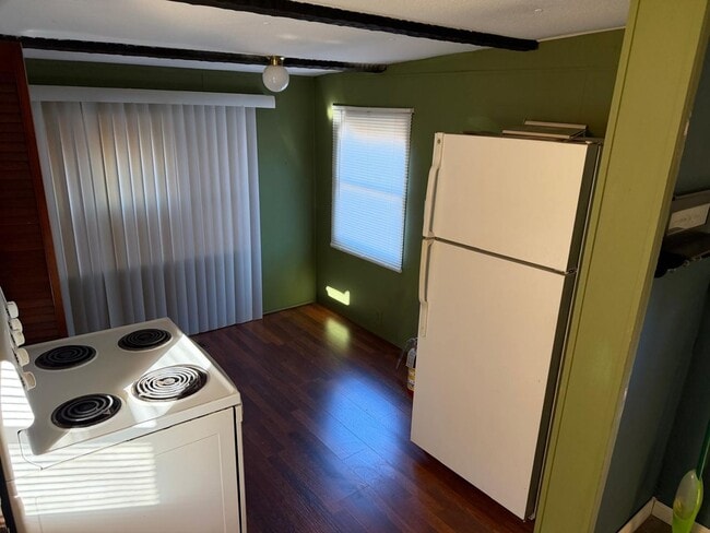 Building Photo - AVAILABLE NOW!